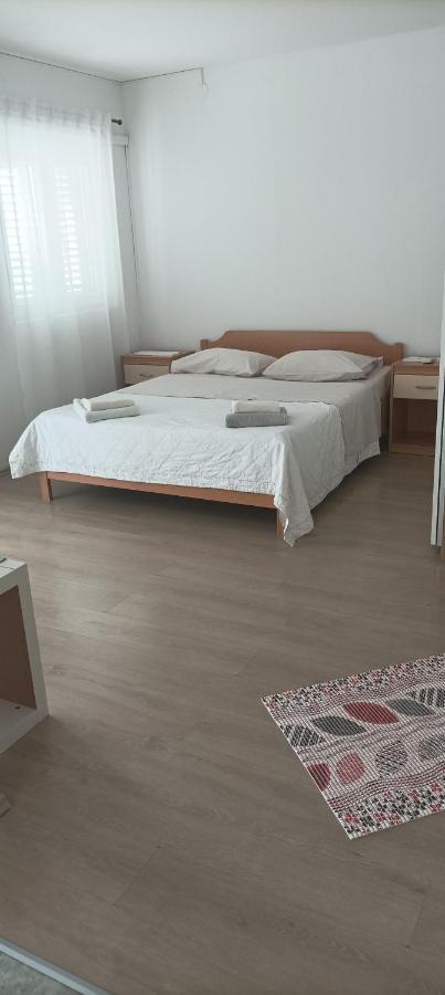 Feel Good Apartment Banjol Esterno foto