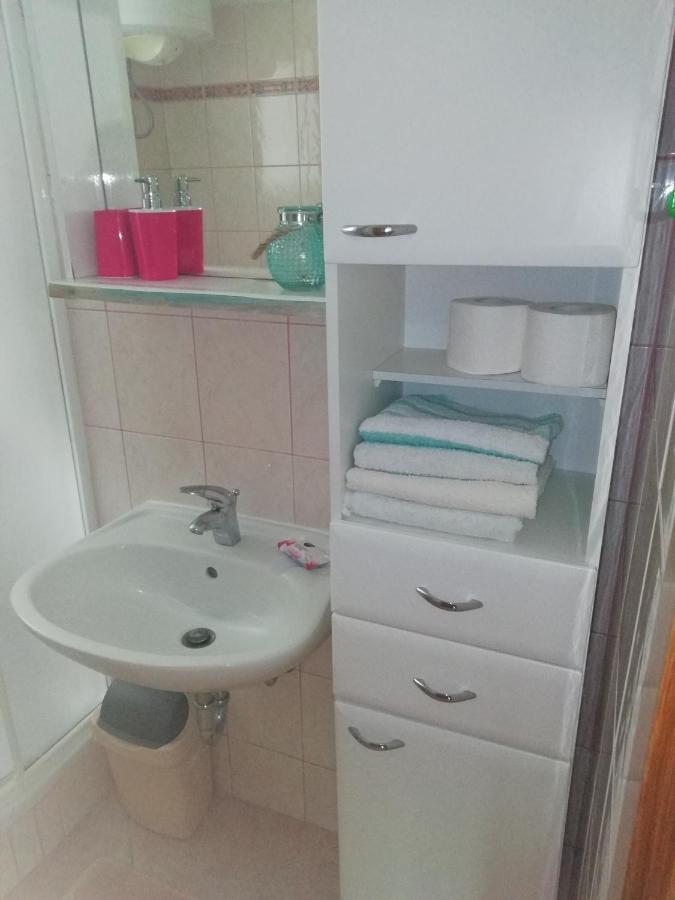 Feel Good Apartment Banjol Esterno foto